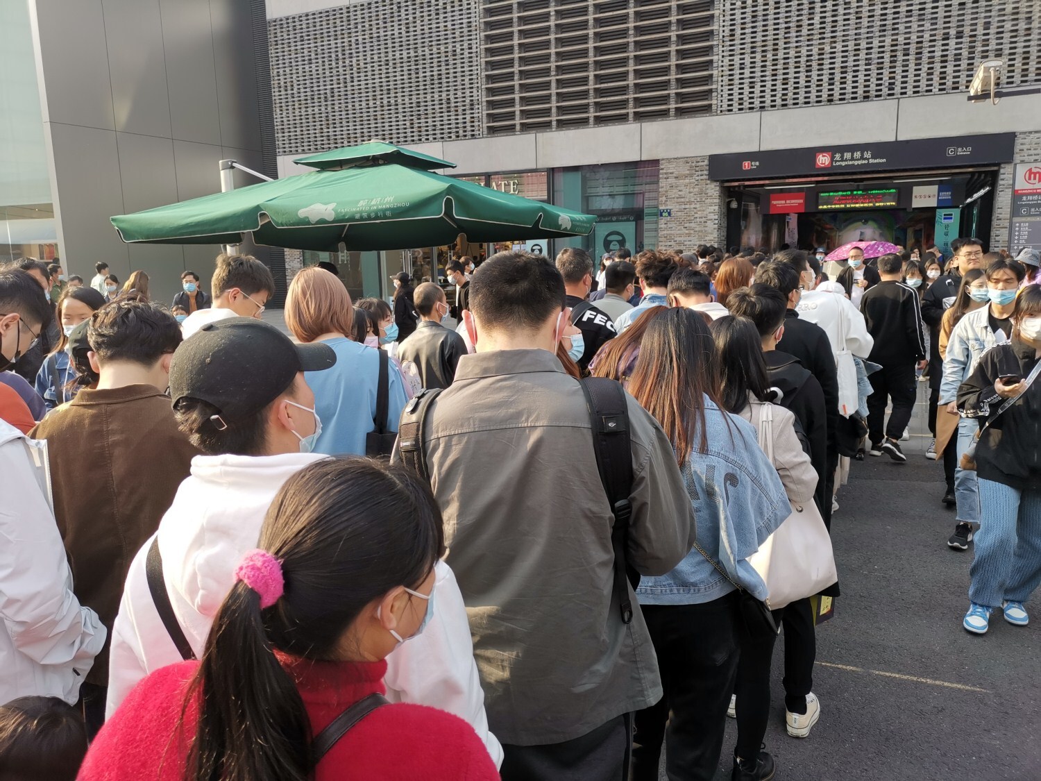 龙翔桥地铁站游客排队进站