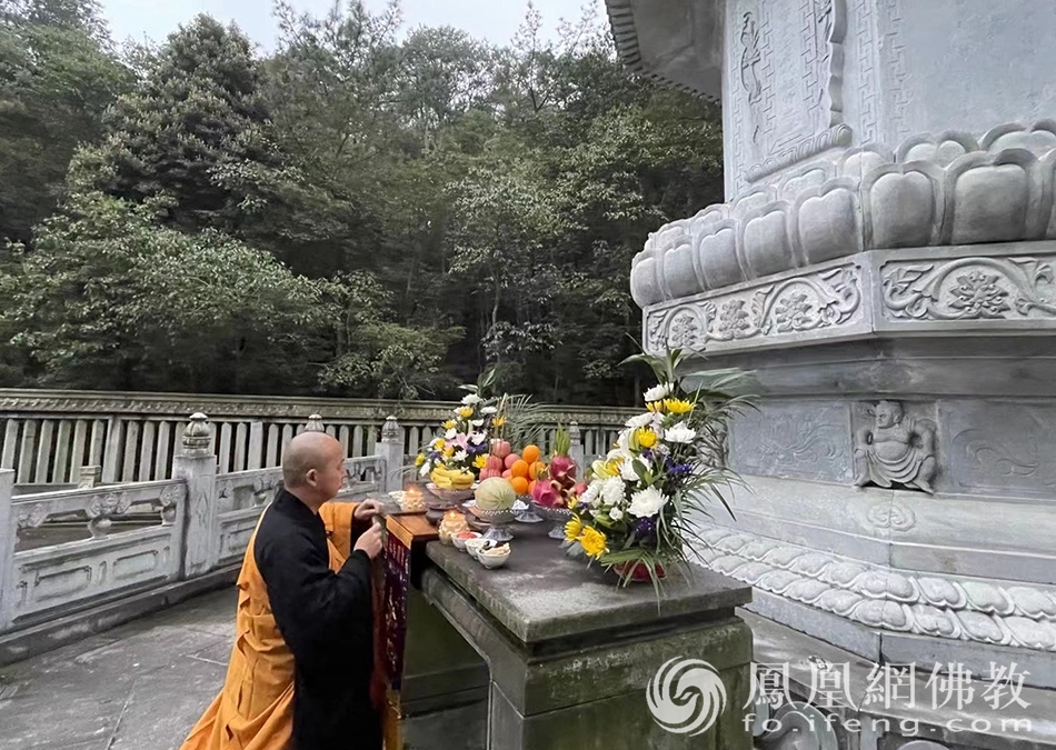 雪窦山历代祖师塔，然相法师拈香。（图片来源：凤凰网佛教 摄影：然雨）