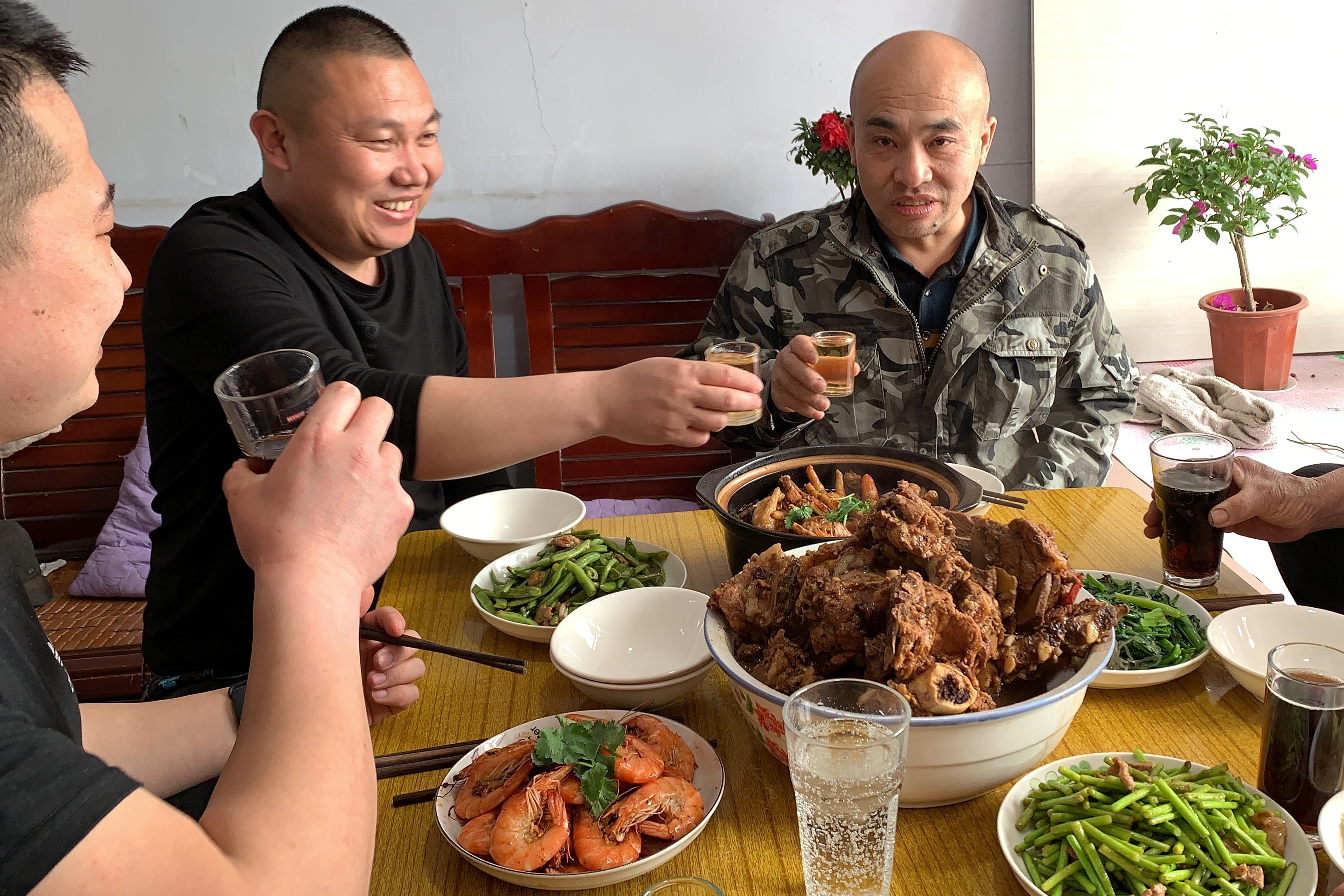 表哥表弟来家了看给他们做了什么好吃的边吃边聊家常好开心