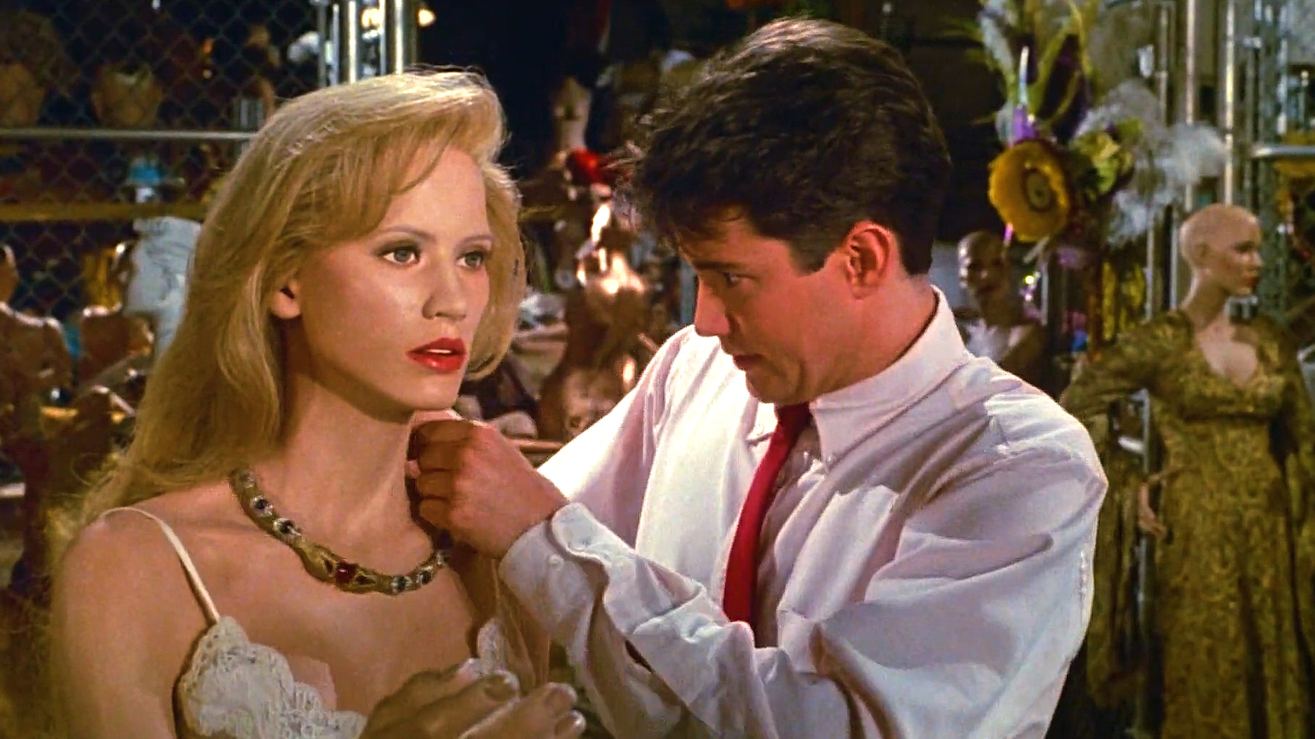 小伙摘下模特身上的项链结果她却活了过来奇幻片木头美人