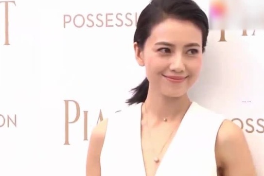 赵又廷探班高圆圆 两人片场手拉手聊天超甜 结婚七年依旧似热恋