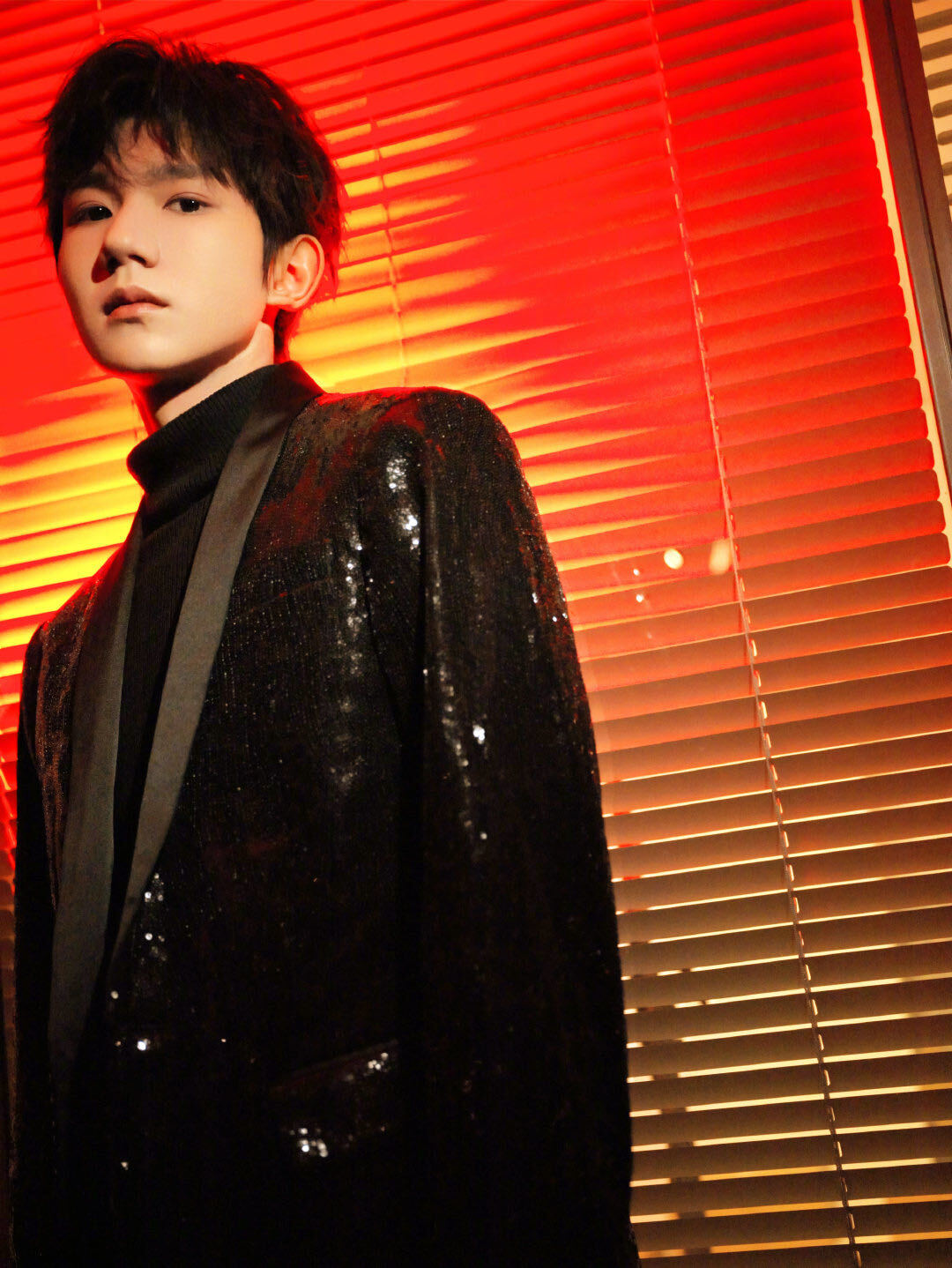 王源献唱《理想照耀中国》主题曲 清亮嗓音歌颂青春"理想"