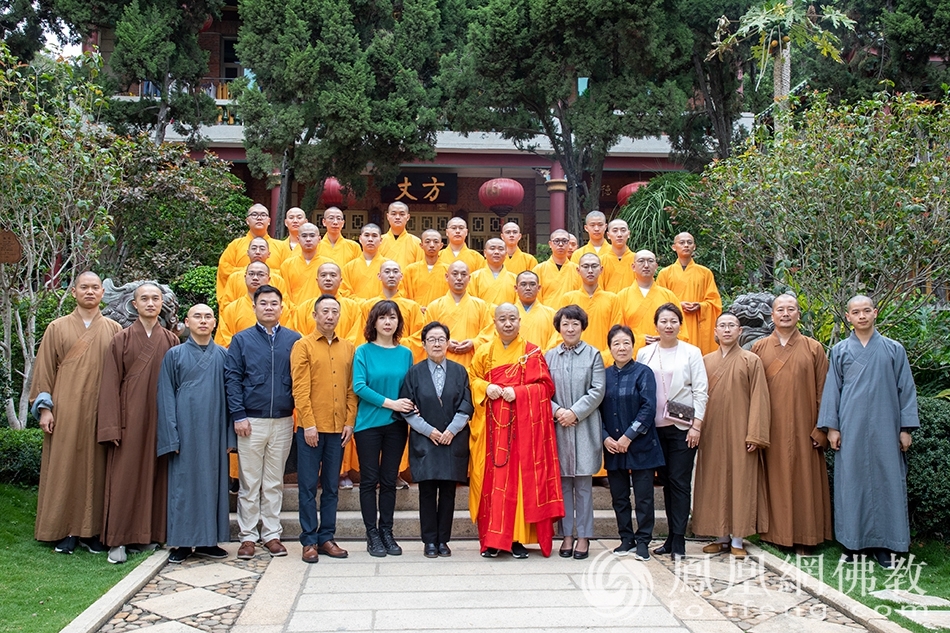 合影留念(圖片來源:鳳凰網佛教 攝影:南普陀寺)