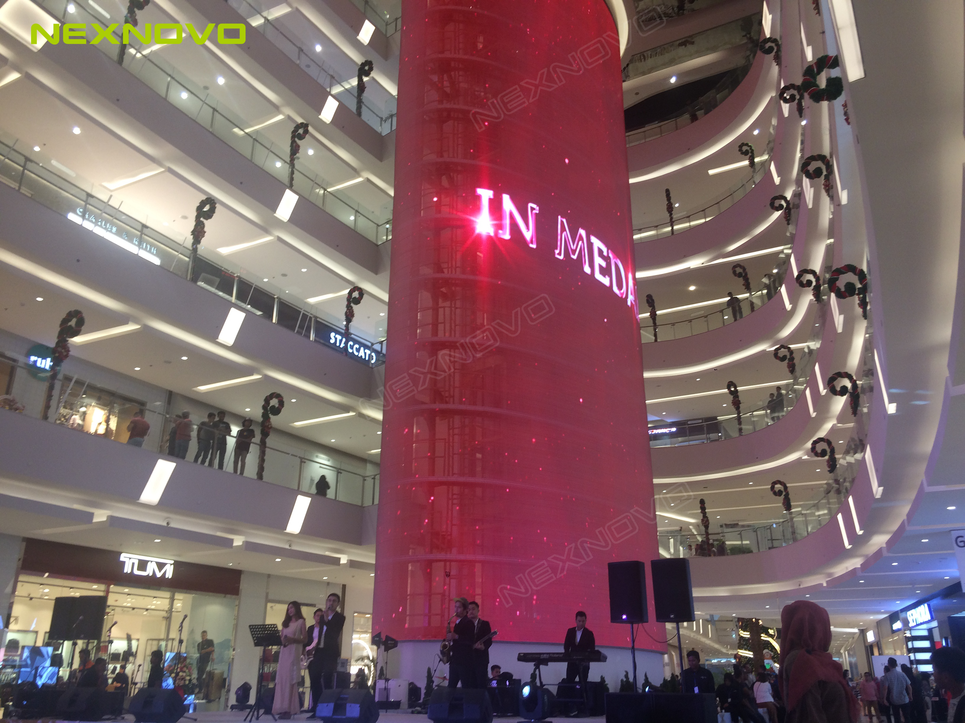 晶泓—印尼棉兰商场电梯屏 "品牌是产品通往世界的通行证.