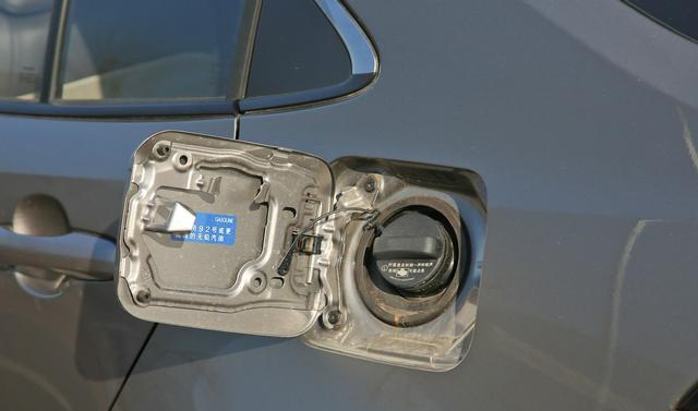 丰田卡罗拉详细评测来了,标配8气囊,油耗6.2l,优缺点明显__凤凰网