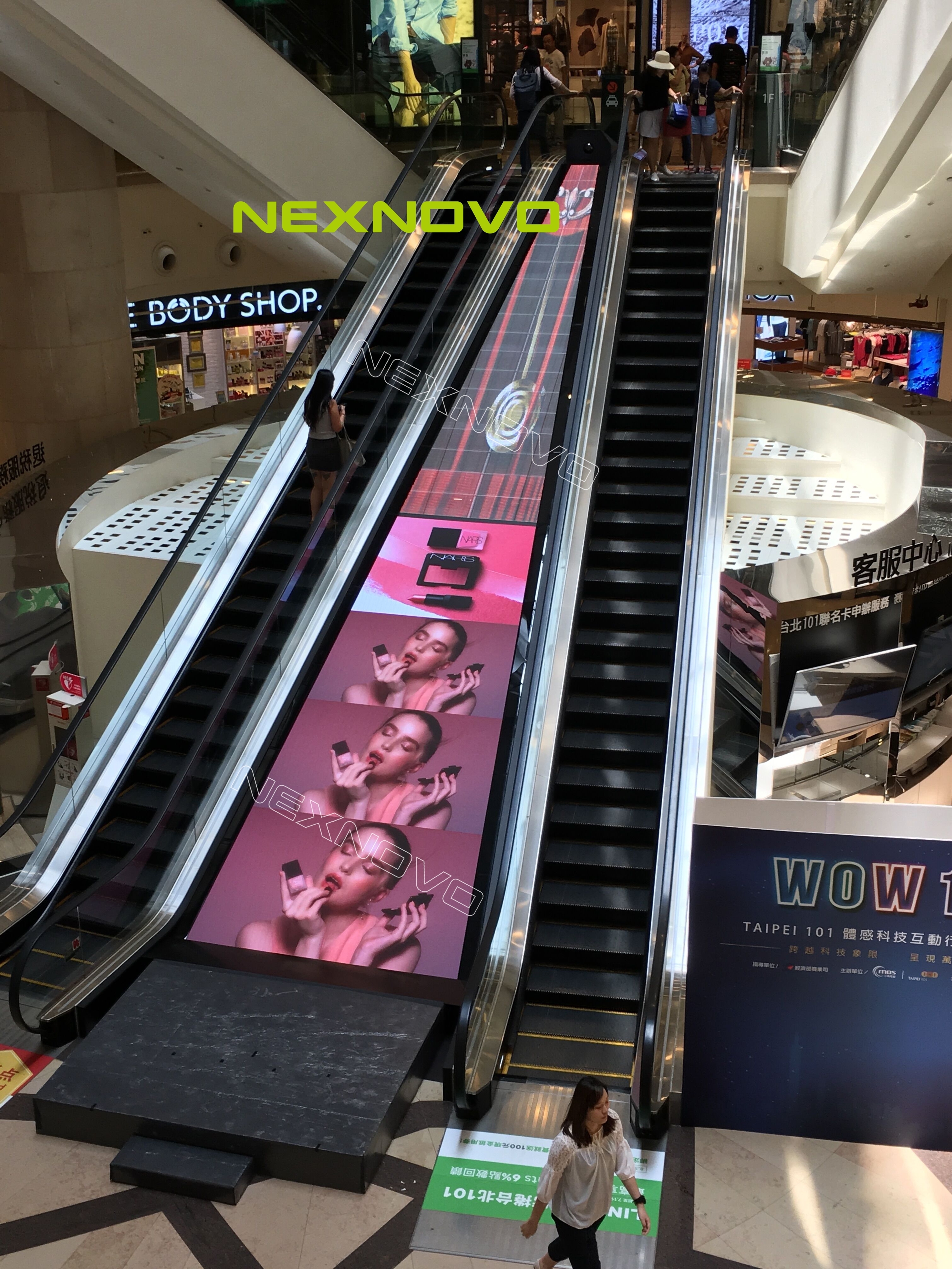 晶泓—印尼棉兰商场电梯屏 "品牌是产品通往世界的通行证.