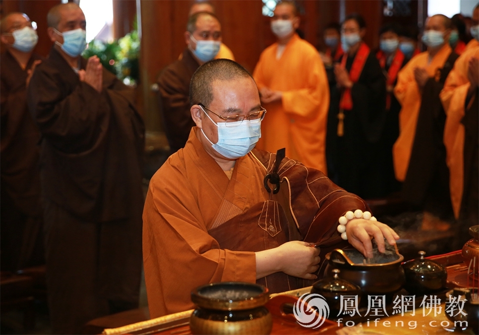 耀智大和尚拈香礼拜(图片来源:凤凰网佛教 摄影:广州市大佛寺)