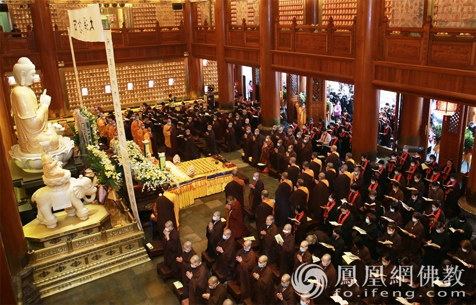 四众弟子共同缅怀新公上人(图片来源:凤凰网佛教 摄影:广州市大佛寺)