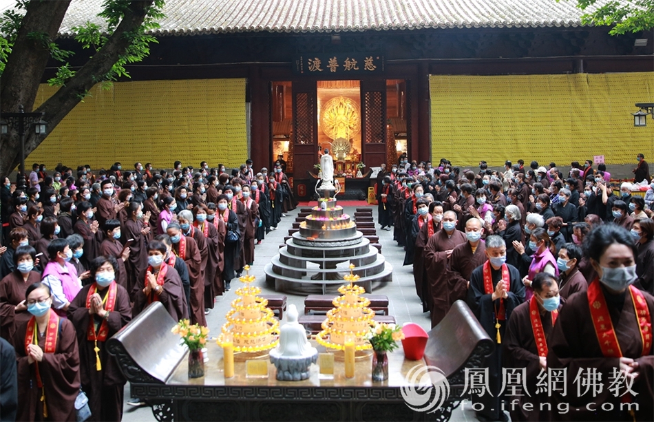 四众弟子共同缅怀新公上人(图片来源:凤凰网佛教 摄影:广州市大佛寺)