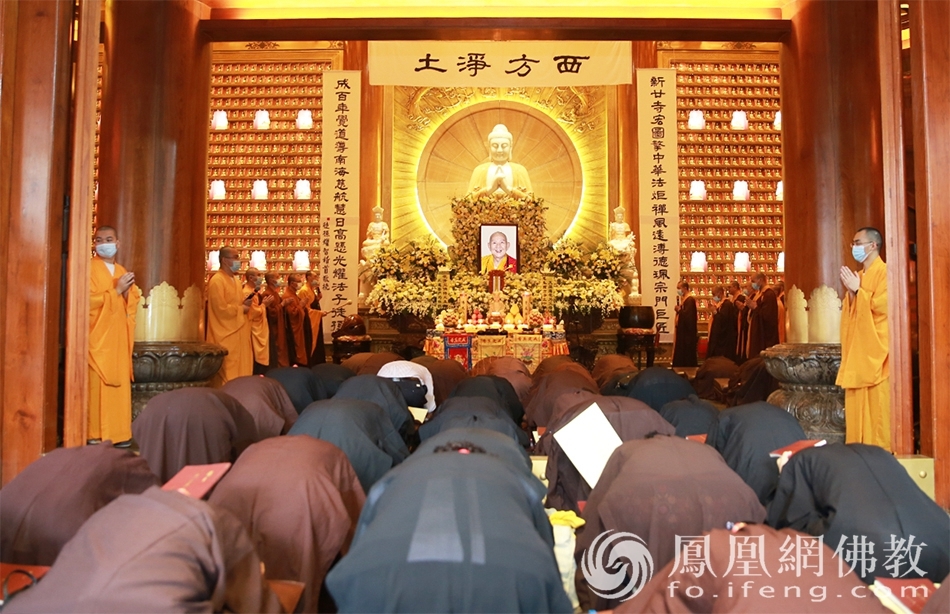 四众弟子共同缅怀新公上人(图片来源:凤凰网佛教 摄影:广州市大佛寺)