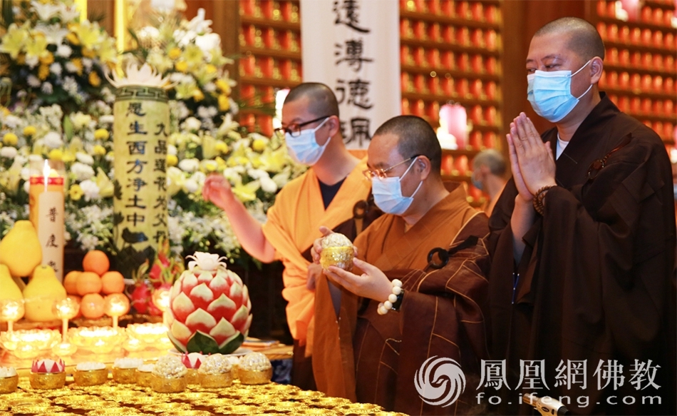 耀智大和尚领众举行传供仪式(图片来源:凤凰网佛教 摄影:广州市大佛寺)