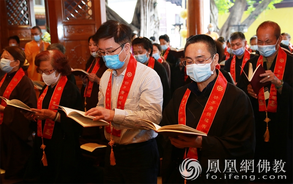 四众弟子共同缅怀新公上人。共诵《阿弥陀经》。(图片来源:凤凰网佛教 摄影:广州市大佛寺)