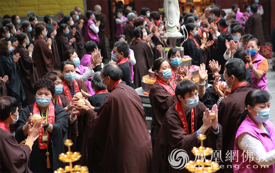传供仪式(图片来源:凤凰网佛教 摄影:广州市大佛寺)