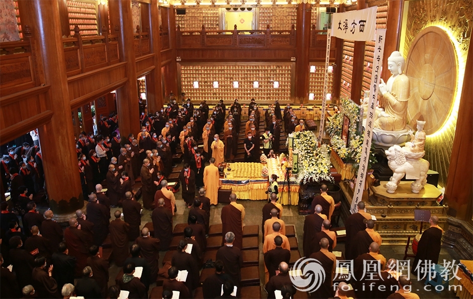 四众弟子共同缅怀新公上人(图片来源:凤凰网佛教 摄影:广州市大佛寺)