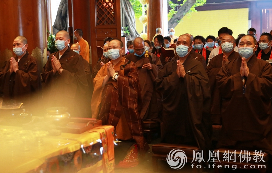 四众弟子共同缅怀新公上人(图片来源:凤凰网佛教 摄影:广州市大佛寺)