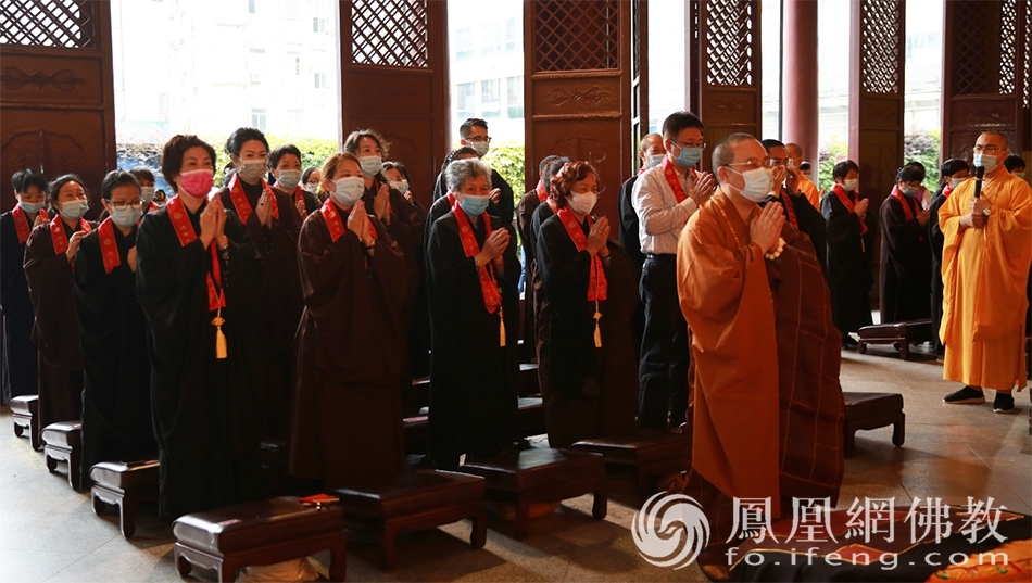 四众弟子共同缅怀新公上人(图片来源:凤凰网佛教 摄影:广州市大佛寺)