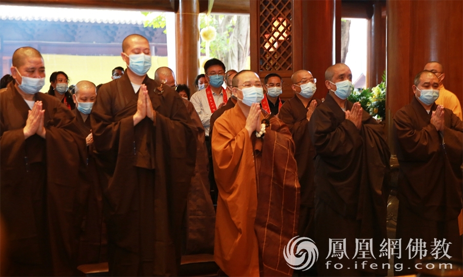 四众弟子共同缅怀新公上人(图片来源:凤凰网佛教 摄影:广州市大佛寺)