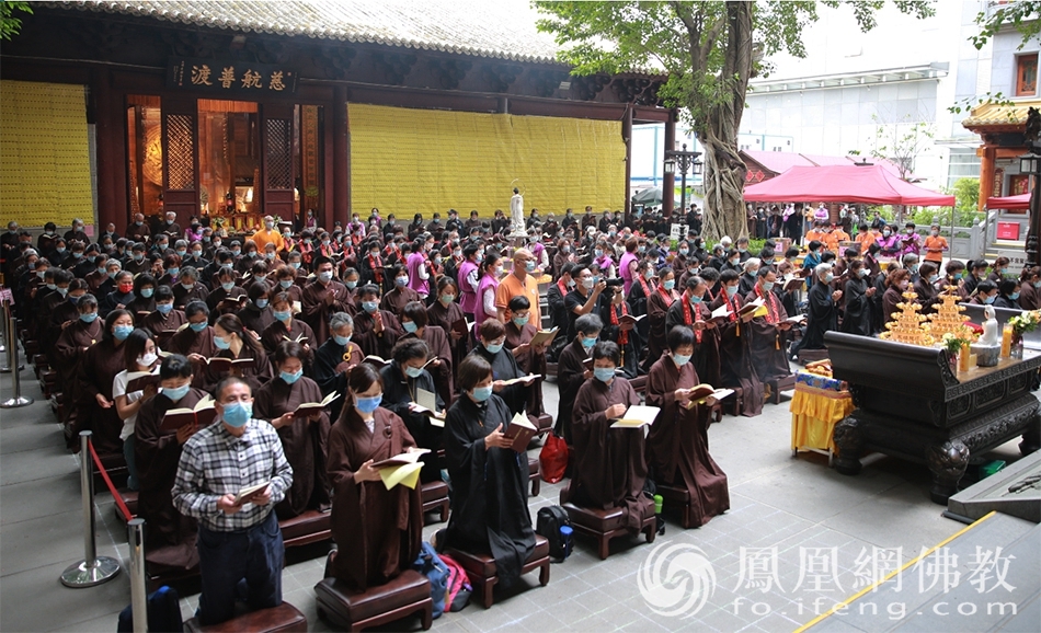 四众弟子共同缅怀新公上人(图片来源:凤凰网佛教 摄影:广州市大佛寺)