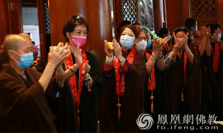 传供仪式(图片来源:凤凰网佛教 摄影:广州市大佛寺)