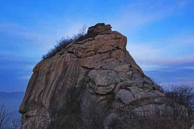 信阳鸡公山顶峰，为啥叫“天下第一鸡”？航拍报晓峰探秘