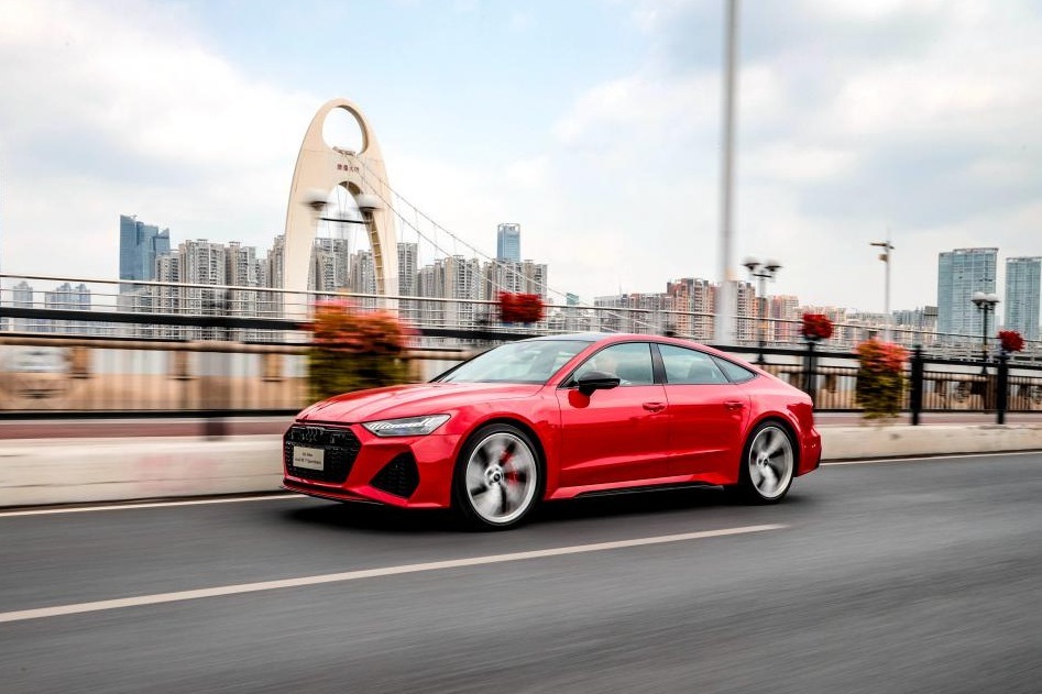 奥迪粉们的终极梦想！镜头下的“西装暴徒”RS7