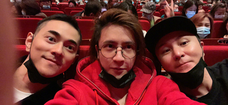 久违同框!薛之谦与朱桢李晨相聚看电影