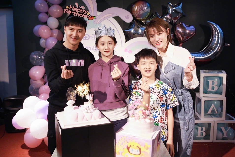 田亮叶一茜为森碟庆祝13岁生日一家四口对镜比心似复制粘贴