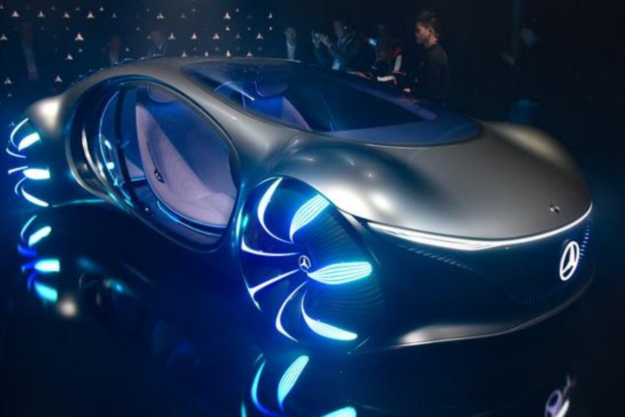 梅赛德斯-奔驰Vision AVTR概念车，道路动态展示