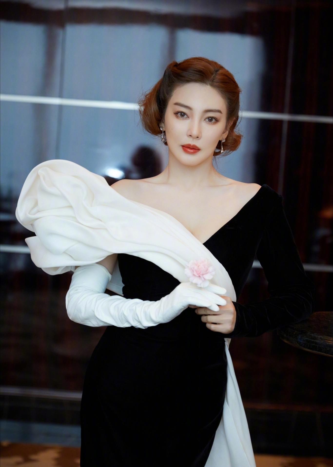 张雨绮参加《浪姐2》总决赛,低胸礼服太美,美到让人不敢直视__凤凰网