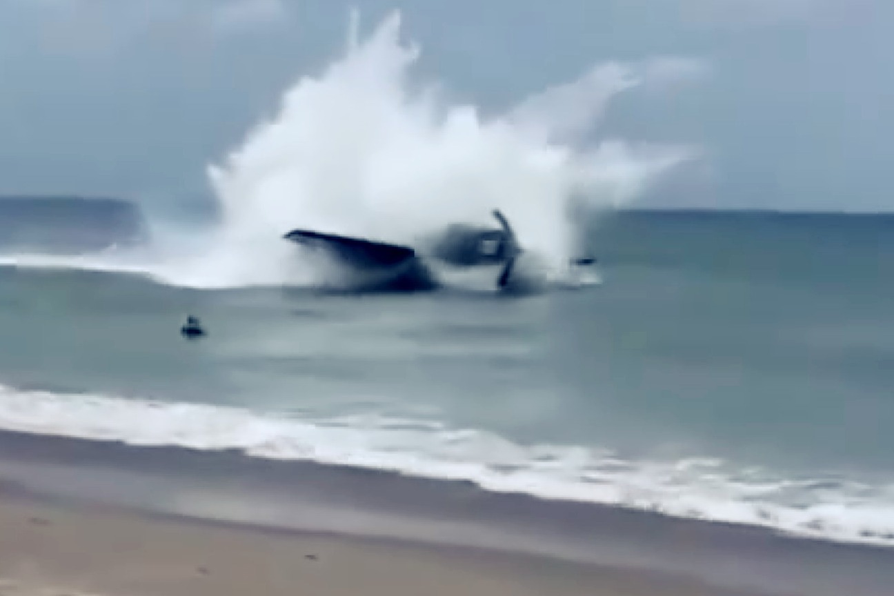 实拍：美国飞机海面迫降溅起巨大水花 此前超低空飞行游客淡定观看