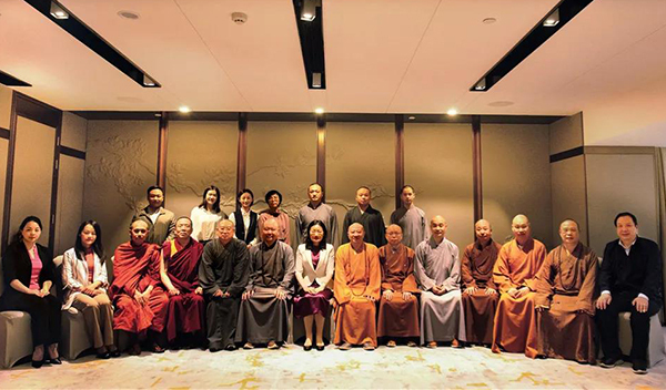 合影留念（图片来源：广东省佛教协会）