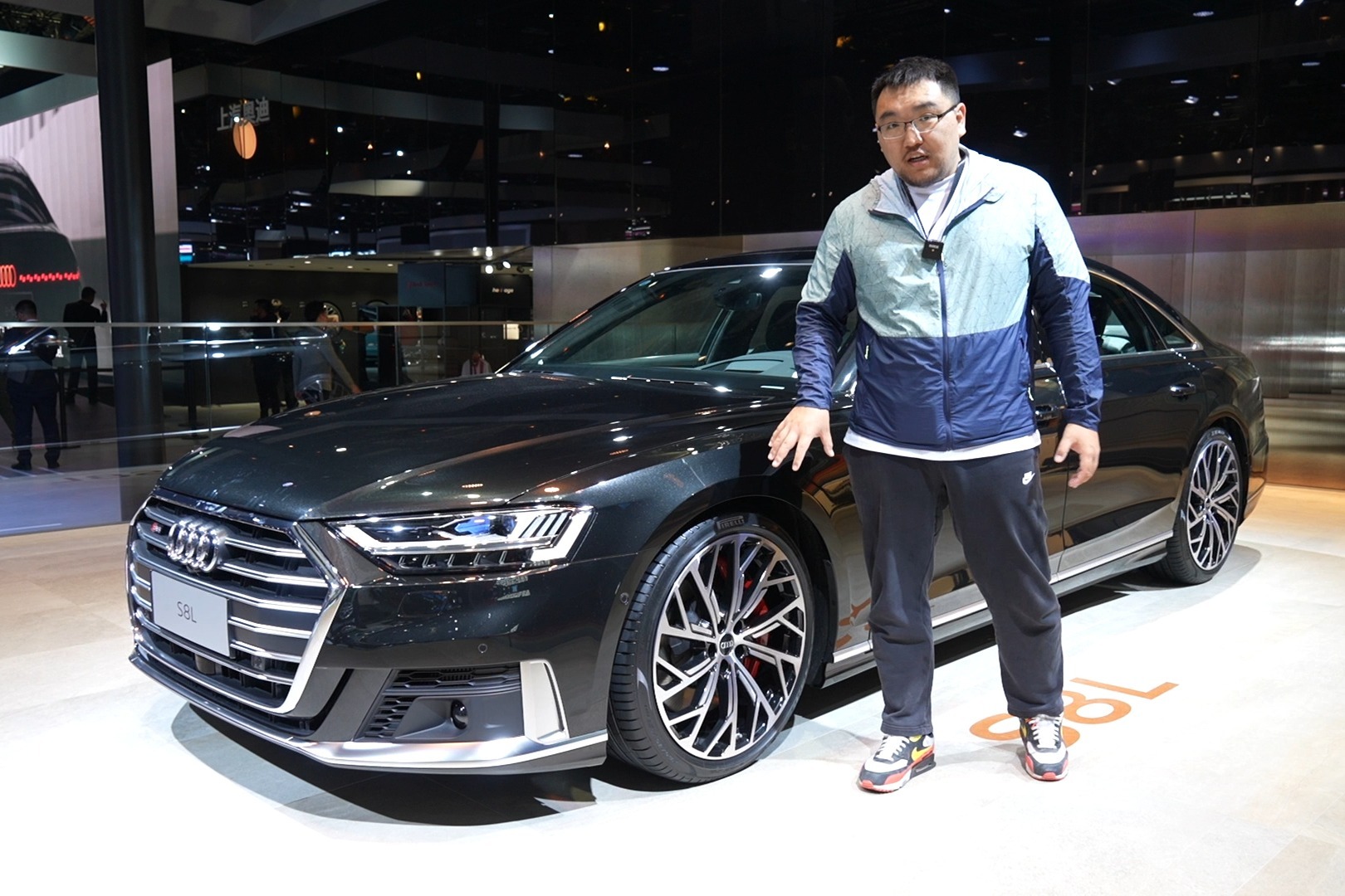 官方指定西装暴徒！车展体验奥迪S8L