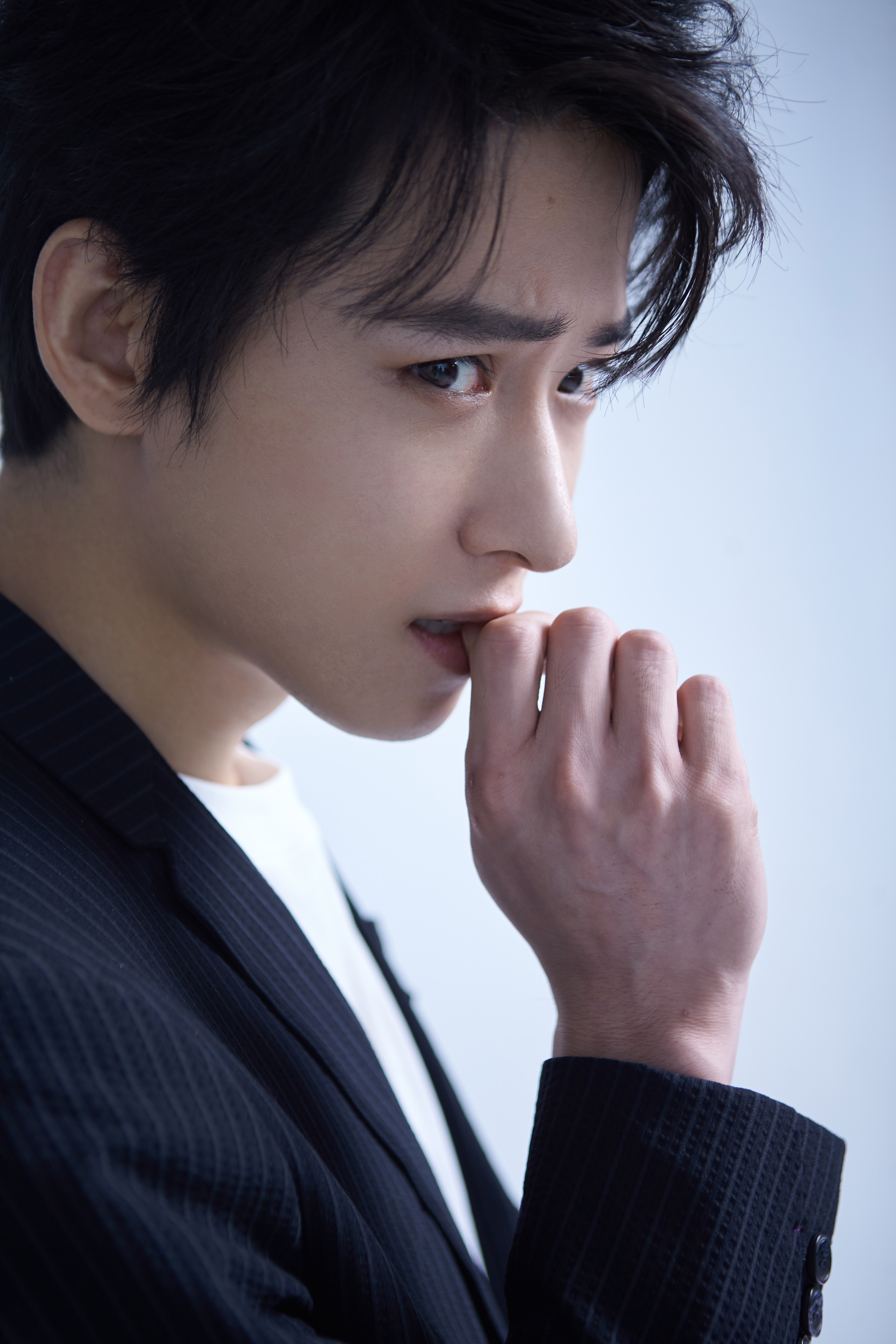 吴昊泽西装写真曝光 清爽干净尽显清冷气质__凤凰网