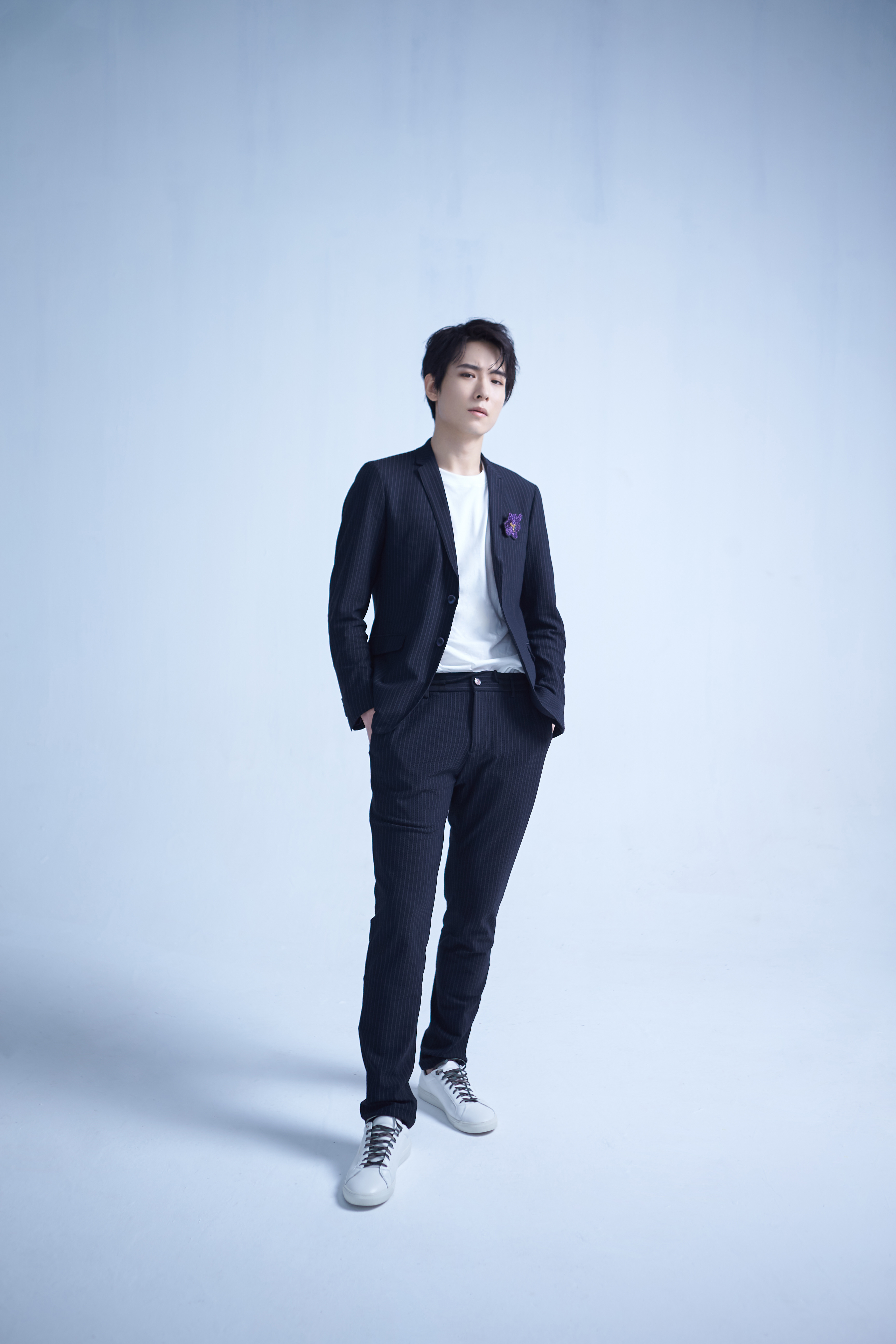 吴昊泽西装写真曝光 清爽干净尽显清冷气质