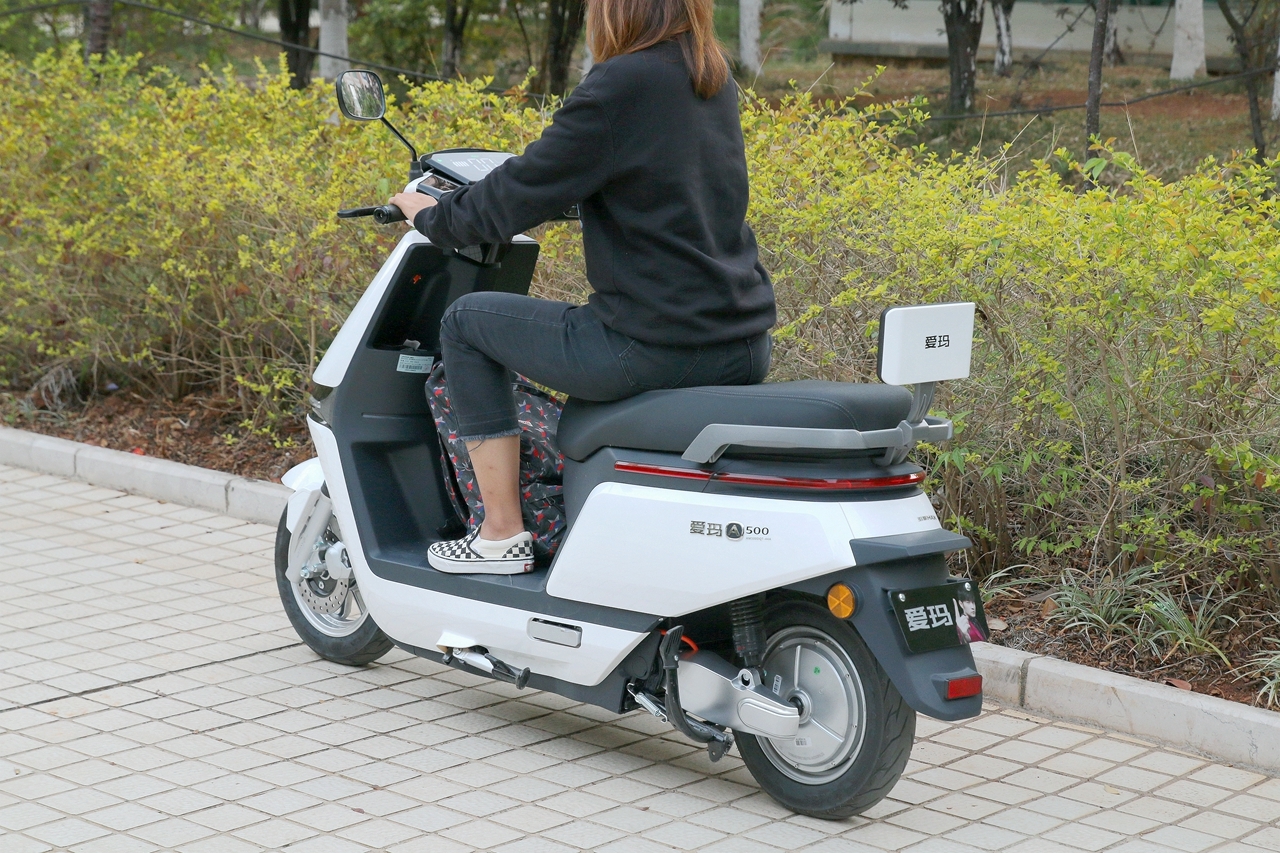 爱玛a500深度测评:高颜值外观只是开胃菜,百公里续航才是重头戏