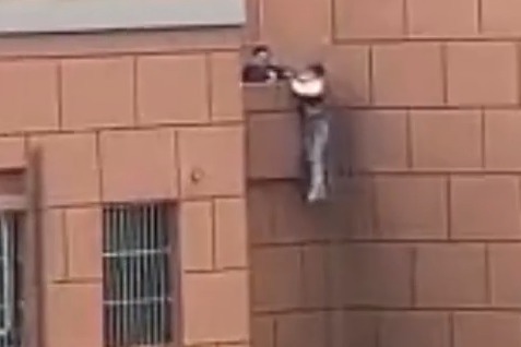 惊险！宿州一少女跳楼瞬间被救援人员一把抓住