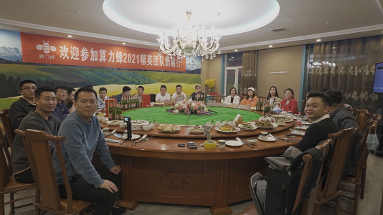 公司组织聚餐↑ 新疆美食,抓饭去酒店放下行李后,公司给我们安排了