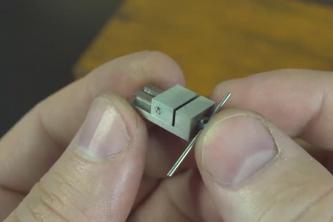 机械大神自制迷你虎钳,一个拇指的大小,做的真是小巧精悍!