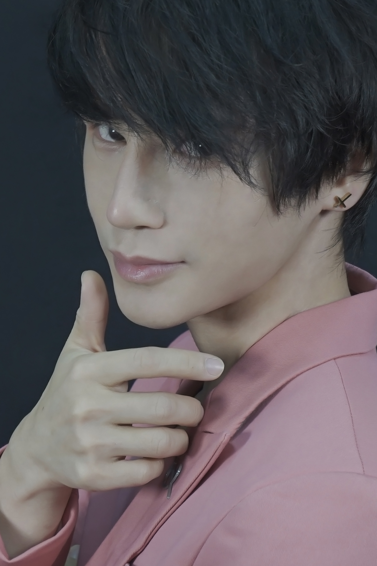 陈奕天内搭白色衣服,外面一套粉红色的西装衬托得格外有活力,帅气的