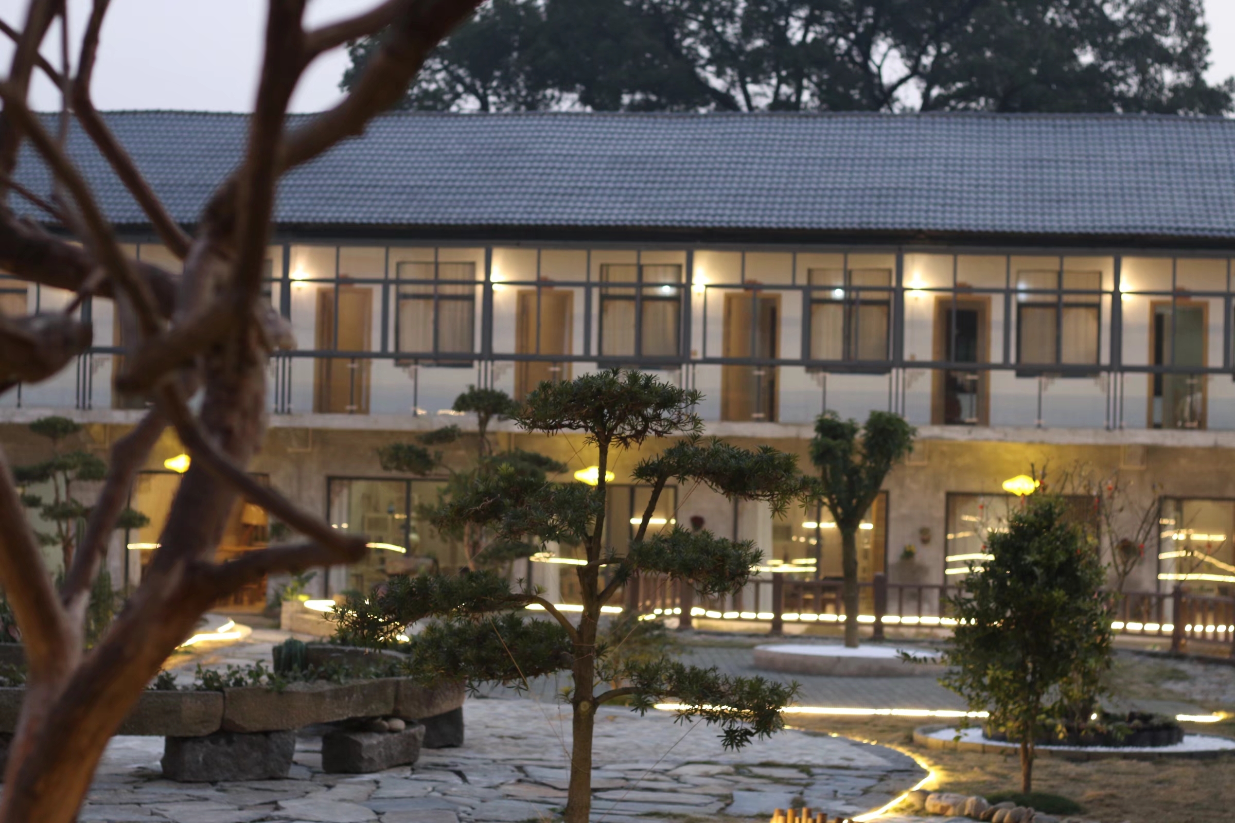 靖安堻东禅意民宿位于靖安县雷公尖绣谷街,紧邻双林寺,宝峰寺,生态