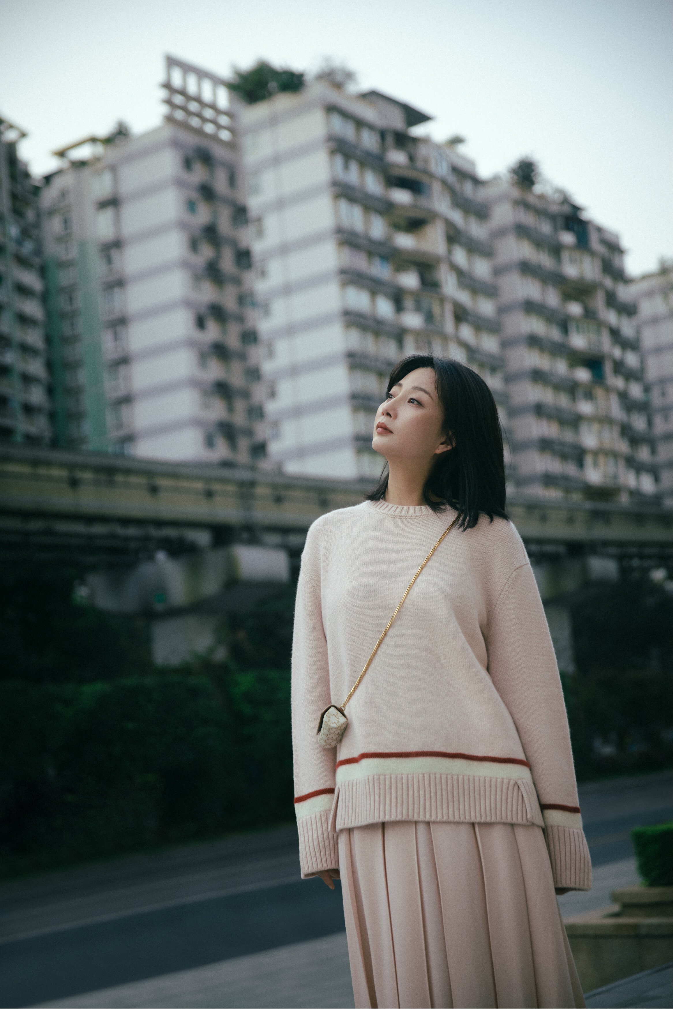 殷桃重庆街拍曝光 驻足之时与重庆相拥