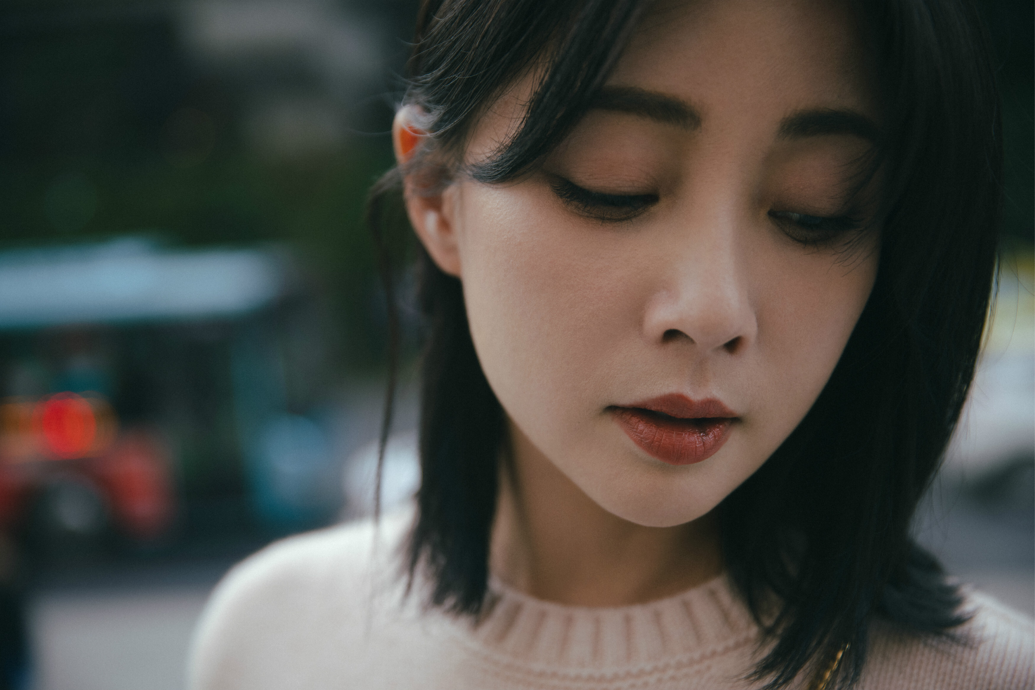 殷桃重庆街拍曝光 驻足之时与重庆相拥