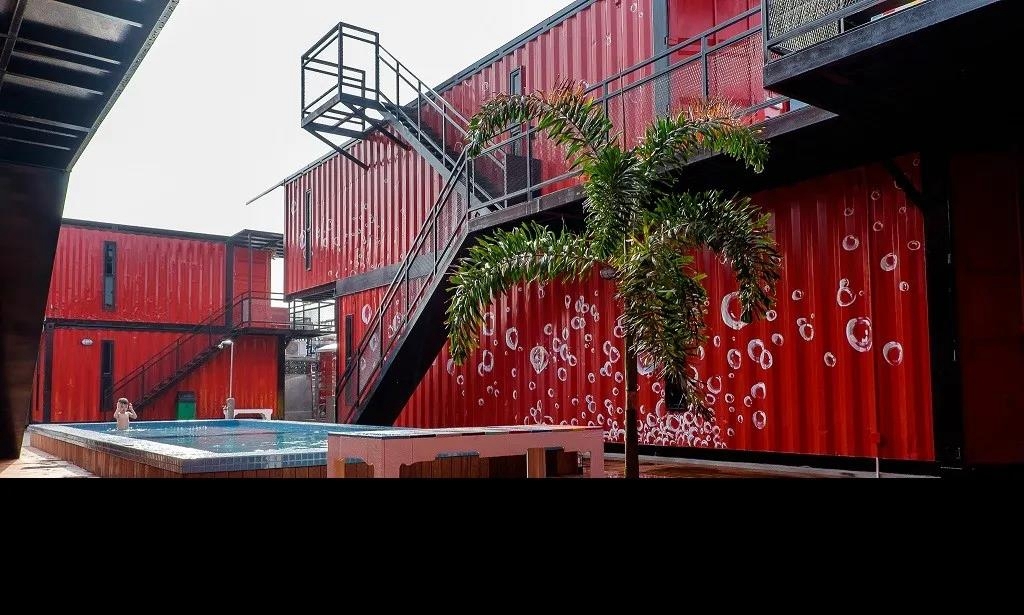 鲜红色运输集装箱酒店格外引人注目__凤凰网