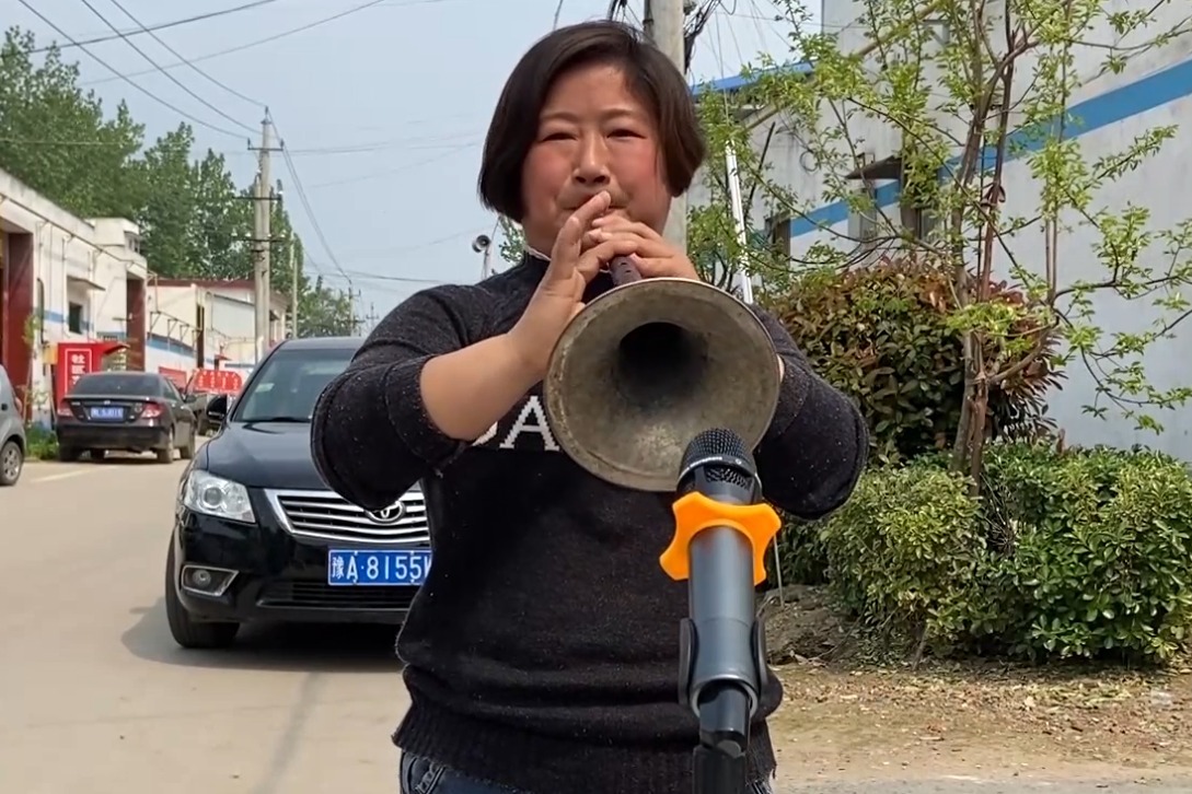 唢呐姐姐演奏歌曲《热情的沙漠》，劲爆唢呐，听着真带劲！ 凤凰网视频 凤凰网