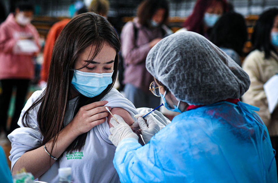2021年4月10日,中南民族大学学生接种新冠疫苗图片来自网络