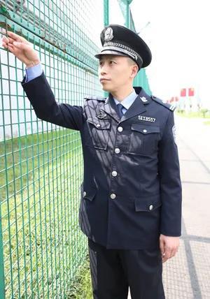 当监狱成立高度戒备监区罪犯改造工作领导小组办公室时,杨彦刚主动请