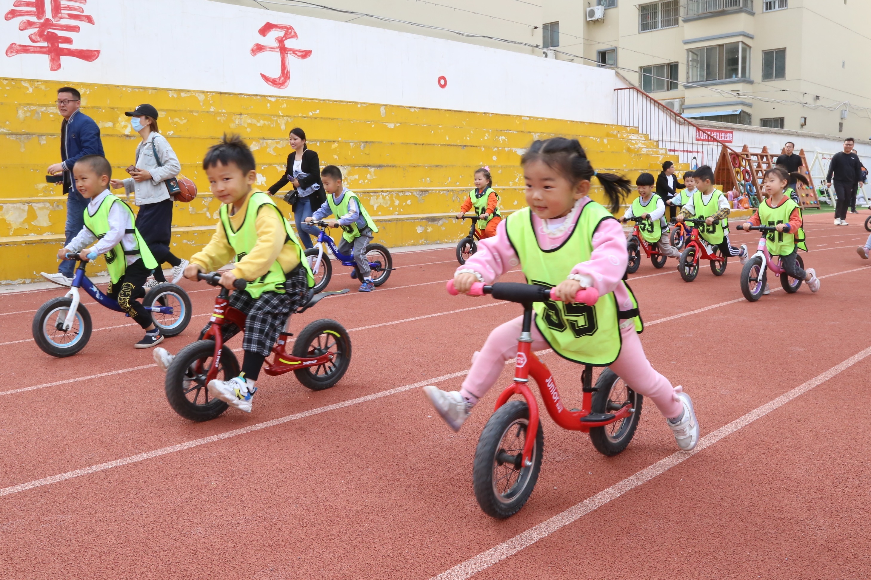 商丘市一高附属幼儿园第三届春季运动会开幕