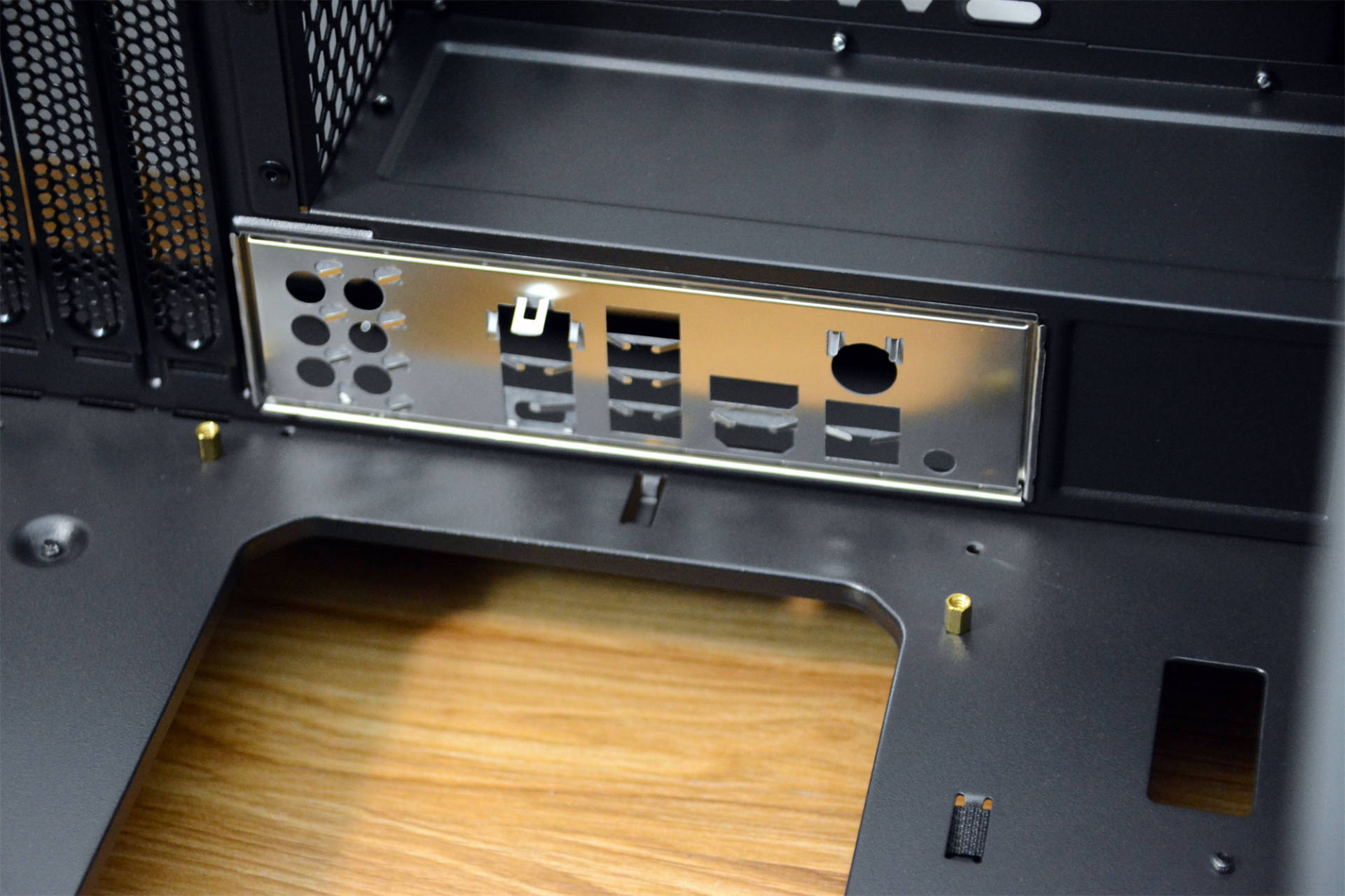 主板进机箱前,安装主板挡板,这是不能后补的,忘记了只有拆开重来.