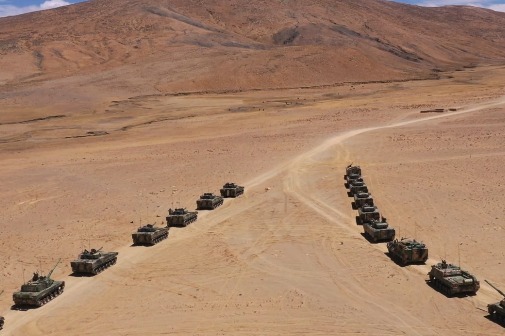 火力全开！西藏军区某合成旅组织高原拔点战斗演练