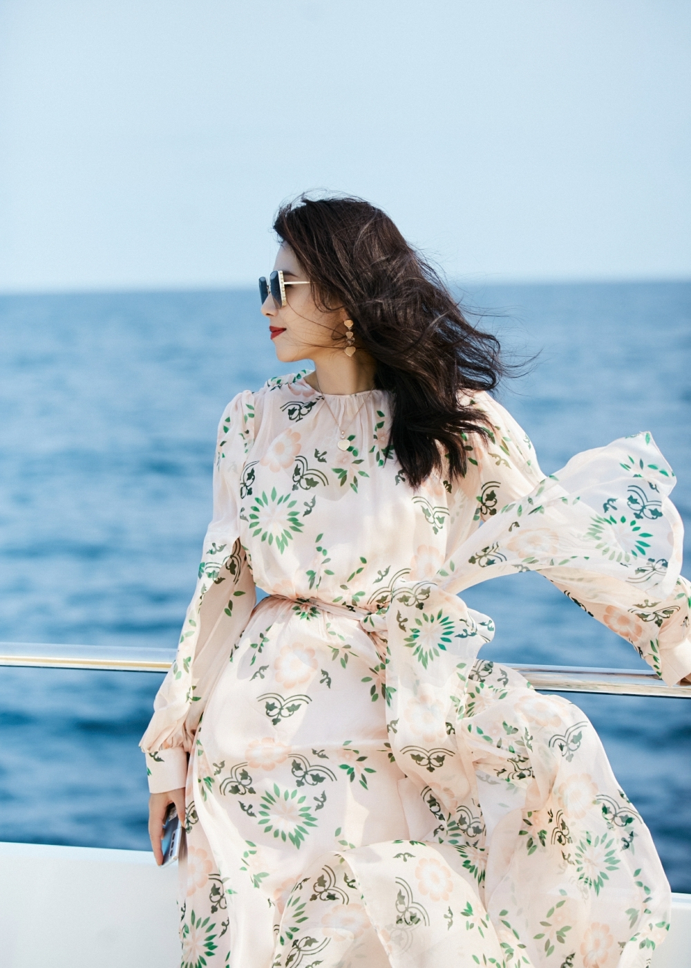 刘涛粉色印花长裙仙气十足 担任团长处处"闪闪发光"__凤凰网